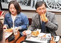 한 입 먹어볼까