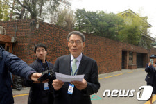 성명서 낭독하는 삼릉초등학교 교장