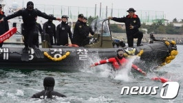 인명구조 위해 바다로