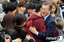 문재인, 전두환 표창부산대통령 악재 속 호남 구애 올인