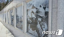 수원 태생 장 뱅상 佛장관 프랑스군 참전기념비 헌화