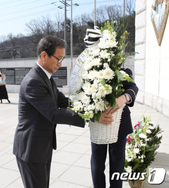 6·25 프랑스군 참전기념비에 헌화하는 김광우 제대군인국장