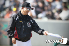 [프로야구] kt 덕아웃 새풍경, 감독의 선수 소환 타임