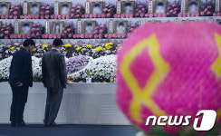 세월호 인양, 분향소 둘러보는 추모객들