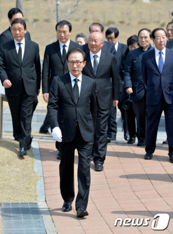 천안함 46용사 묘역 찾은 이명박 전 대통령