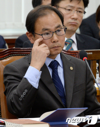 고심하는 표정의 박영수 선관위 사무차장