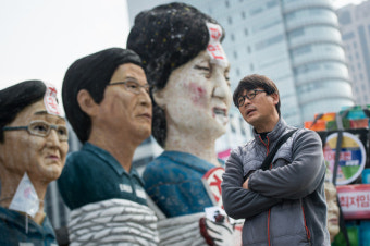 [영상]'행동하는 시인' 송경동씨…광화문 텐트촌 접던 날