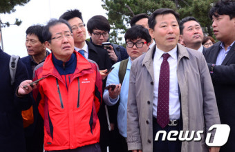 대화 나누는 홍준표 지사