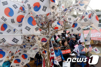 구속영장 청구 소식에 모인 朴 지지자들