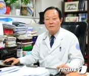 75세에 뇌수술하는 명지성모병원 김달수 명예원장 