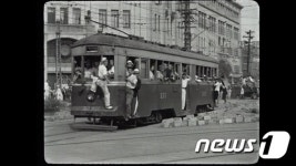 1945년 경성, 전차를 이용하는 시민들 