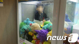 인형뽑기 기계에 갇힌 어린이
