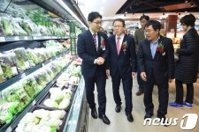 개장한 하나로마트 고덕점 둘러보는 김병문-김원석 대표