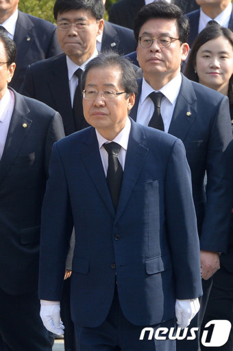 박정희 전 대통령 묘역 찾은 홍준표 자유한국당 대선후보