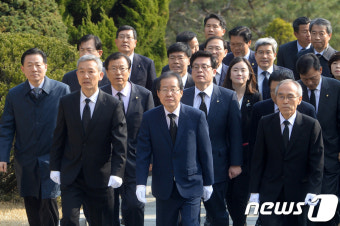 故 박정희 전 대통령 묘역 찾은 홍준표