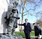 박원순 시장, 영국 런던 한국전쟁 참전기념비 헌화