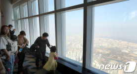 롯데월드 타워 ,서울스카이 전망대 찾은 관람객들