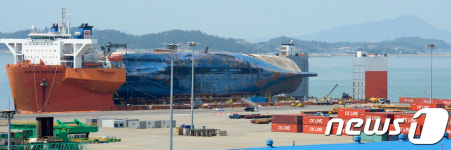 분주한 목포신항만