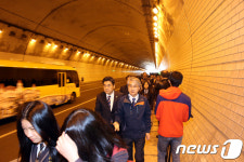 박종훈 경남도교육감, 터널 등·하굣길 직접 점검