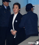 김영재·박채윤 부부, 법정서 조우