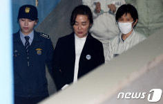 법정 향하는 박채윤 씨