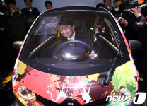 소형 전기차 둘러보는 안철수
