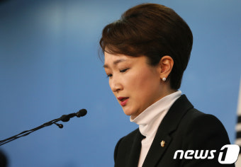 말 문 잇지 못하는 이언주 의원