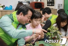 어린이들과 화분 만드는 이웅열 코오롱 회장