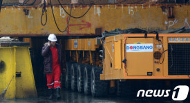 모듈트랜스포터 점검하는 작업자들