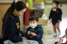 독감 환자로 붐비는 아동병원