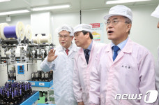 오송 메타바이오메드 둘러보는 문재인