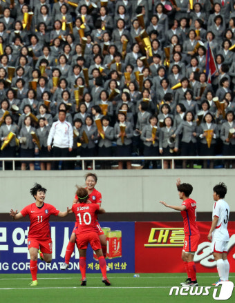 동점골 장슬기 안아주는 지소연