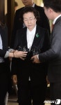 고개 숙인 신연희
