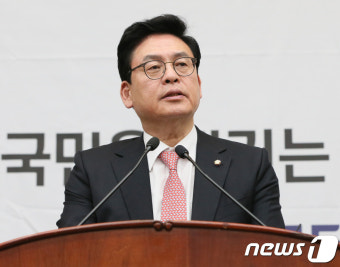모두 발언하는 정우택 원내대표