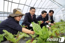 젊은 협업농장 방문한 이준원 차관