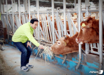 축산농가 찾은 이재오 대선후보