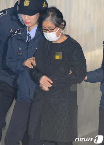 고개 숙인채 법정 향하는 최순실
