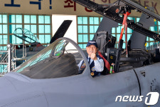 전투기 탑승한 6·25 참전용사 엄지 척