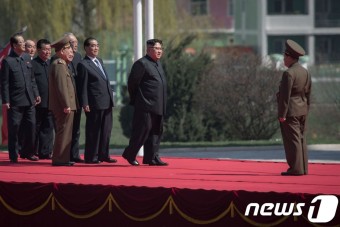 [사진] 김정은, 평양 여명거리 준공식 참석