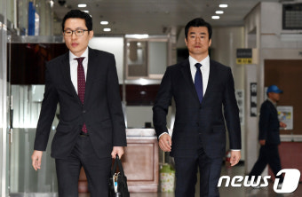 이영선 전 행정관, 첫 정식 재판 참석