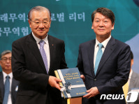 정책제안서 전달받은 안철수