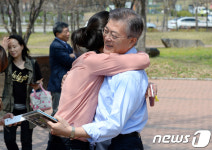 문재인 후보 와락 껴안는 시민