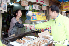 광탄시장 찾아 상인과 인사 나누는 이재오