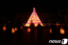 무주군에 밝힌 부처님의 자비…연등탑 점화