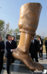 발목지뢰 희생자 동상 방문한 유승민