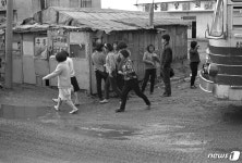 1960년대 안양의 비온 뒤 버스정류장 모습