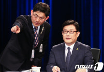 토론준비하는 윤홍식 홍익당 후보