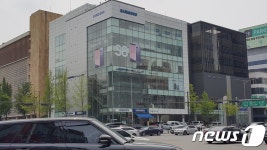 [르포]가전 성수기 시작, 삼성 vs LG 플래그십 매장 가보니…