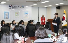 명덕여중 학생들과 대화나누는 강은희 장관 