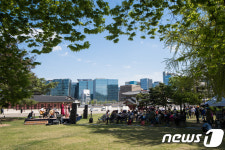 봄날, 고궁에서 열린 작은 음악회